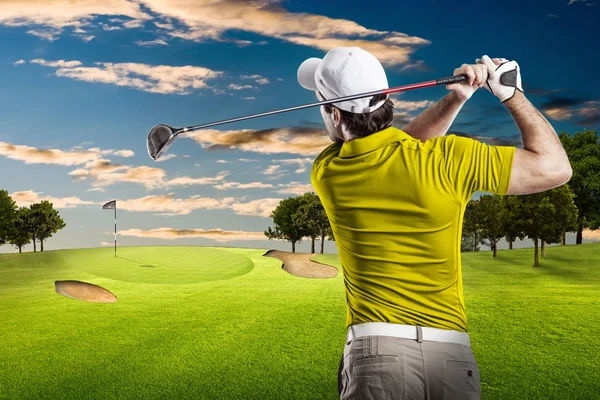 Игрок в гольф в жёлтой рубашке — стоковое фото