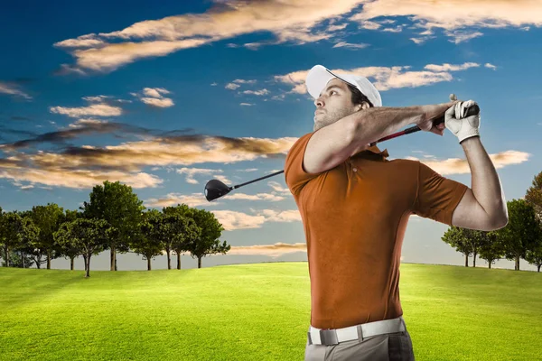 Jugador de golf con camisa naranja —  Fotos de Stock