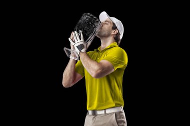 Golf oyuncu sarı gömlekli