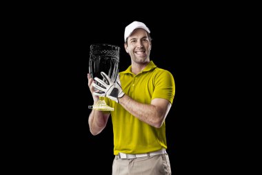 Golf oyuncu sarı gömlekli