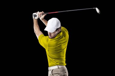 Golf oyuncu sarı gömlekli