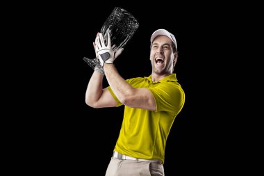 Golf oyuncu sarı gömlekli