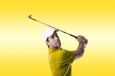 Golf oyuncu sarı gömlekli