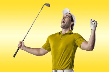 Golf oyuncu sarı gömlekli