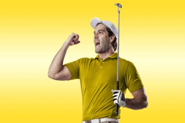 Golf oyuncu sarı gömlekli