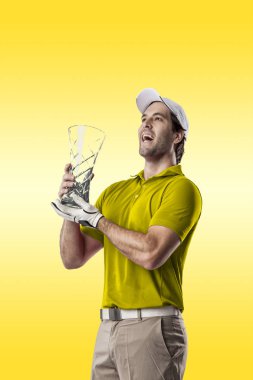 Golf oyuncu sarı gömlekli