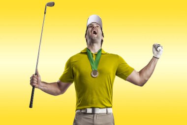 Golf oyuncu sarı gömlekli