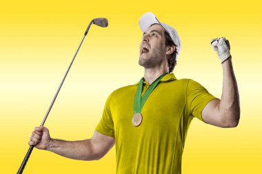 Golf oyuncu sarı gömlekli