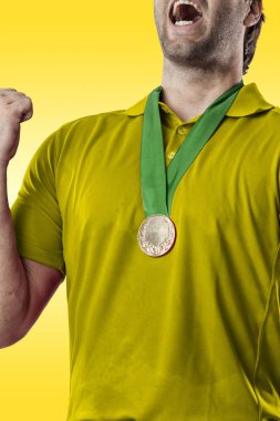 Golf oyuncu sarı gömlekli