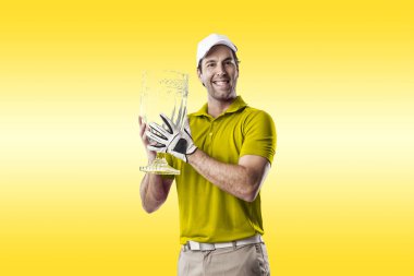 Golf oyuncu sarı gömlekli