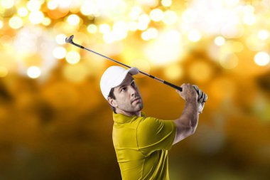 Golf oyuncu sarı gömlekli