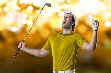 Golf oyuncu sarı gömlekli