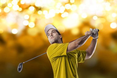 Golf oyuncu sarı gömlekli
