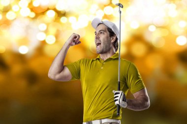 Golf oyuncu sarı gömlekli