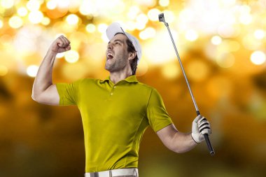 Golf oyuncu sarı gömlekli