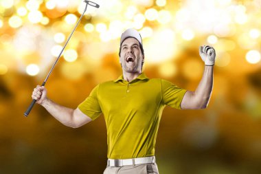 Golf oyuncu sarı gömlekli
