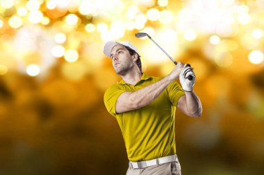 Golf oyuncu sarı gömlekli