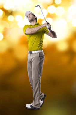 Golf oyuncu sarı gömlekli