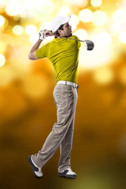 Golf oyuncu sarı gömlekli