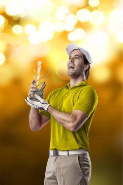 Golf oyuncu sarı gömlekli