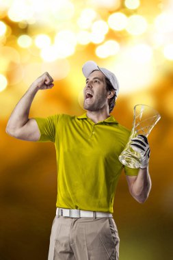 Golf oyuncu sarı gömlekli