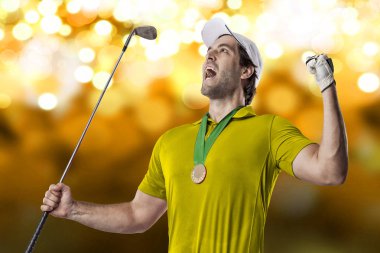 Golf oyuncu sarı gömlekli