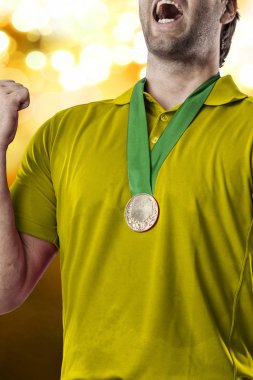 Golf oyuncu sarı gömlekli