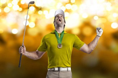 Golf oyuncu sarı gömlekli