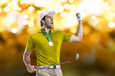 Golf oyuncu sarı gömlekli