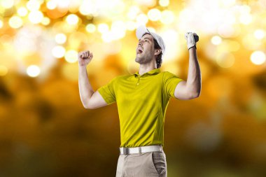 Golf oyuncu sarı gömlekli