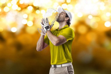 Golf oyuncu sarı gömlekli