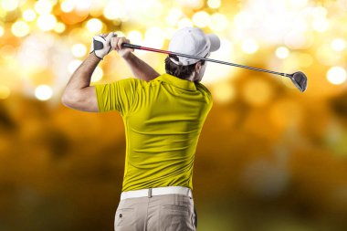 Golf oyuncu sarı gömlekli