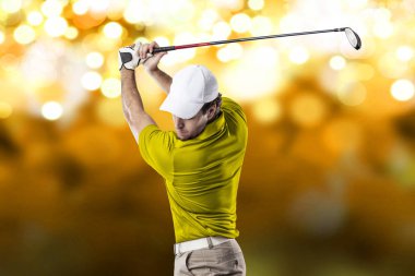 Golf oyuncu sarı gömlekli