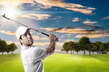 Golf oyuncu Beyaz gömlekli