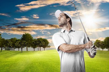 Golf oyuncu Beyaz gömlekli