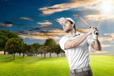 Golf oyuncu Beyaz gömlekli