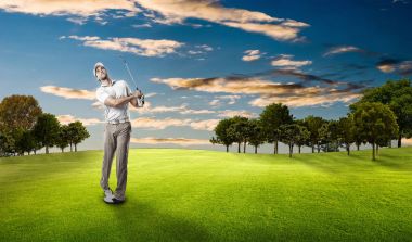 Golf oyuncu Beyaz gömlekli