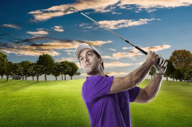 Golf oyuncu mor bir gömlek
