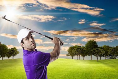 Golf oyuncu mor bir gömlek