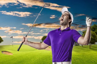 Golf oyuncu mor bir gömlek