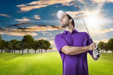 Golf oyuncu mor bir gömlek