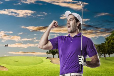 Golf oyuncu mor bir gömlek