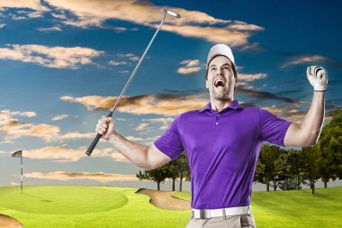 Golf oyuncu mor bir gömlek