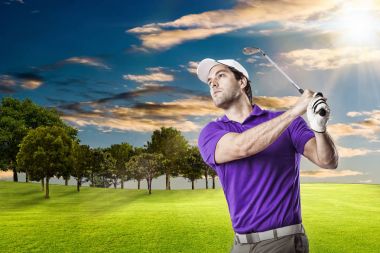 Golf oyuncu mor bir gömlek