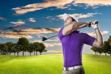 Golf oyuncu mor bir gömlek