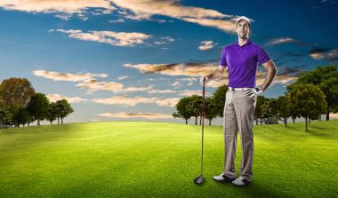 Golf oyuncu mor bir gömlek