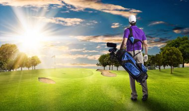 Golf oyuncu mor bir gömlek