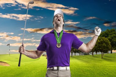 Golf oyuncu mor bir gömlek