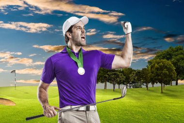 Golf oyuncu mor bir gömlek