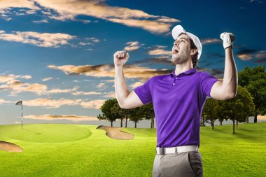 Golf oyuncu mor bir gömlek